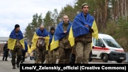 Українські солдати повертаються із російського полону. Обмін між РФ та Україною 19 березня 2025 року