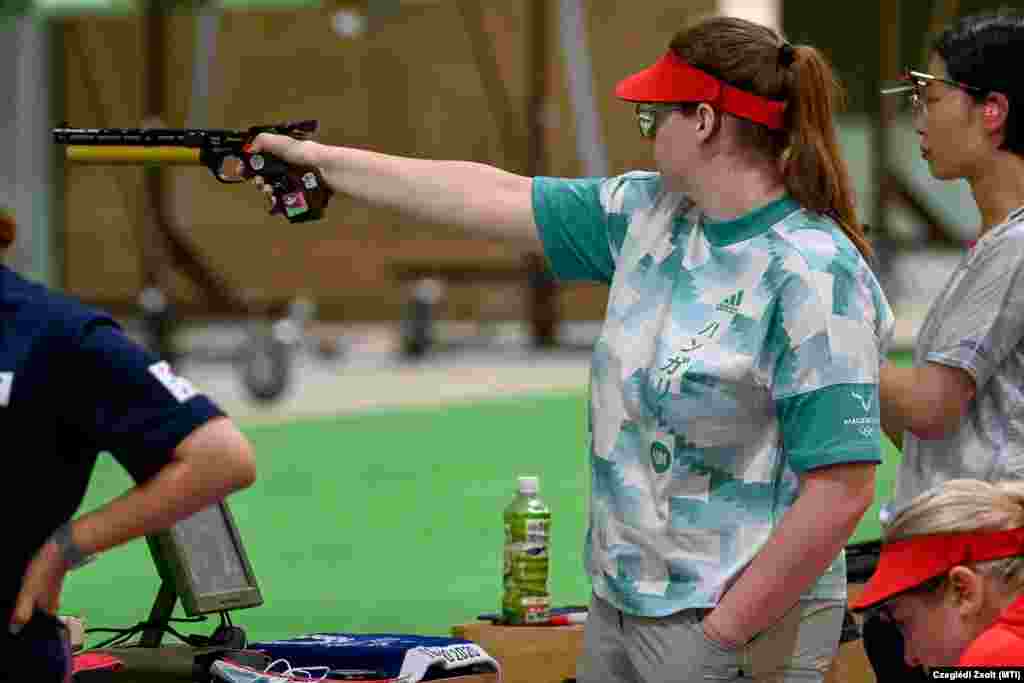 Major Veronika sportlövő edz az Aszaka lőtéren Tokióban 2021. július 22-én