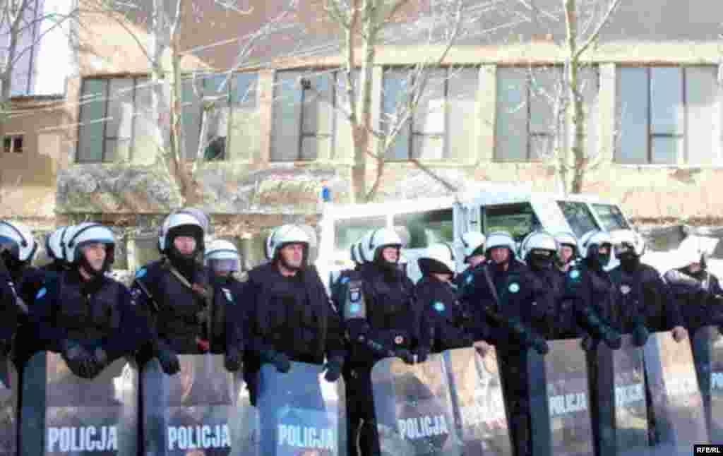Policia e UNMIK-ut përballë protestuesve... - Kosovo - A group of Serb protestors took over on March 14th 2008 the building of municipal and district court in Mitrovica, controlled by UN mission in Kosovo and Kosovo institutions. They violently broke into the building, sparking harsh reactions from Kosovan authorities and international officials.