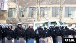 Specijalna policija pred zgradom suda u Mitrovici koju su u jutarnjim satima 14. marta, okupirali protestanti, nekadašnji radnici suda. 