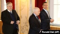 Ministri i Jashtëm grek Nikos Kotzias, i dërguari i OKB-së, Matthew Nimetz dhe ministri i Jashtëm i Maqedonisë, Nikolla Dimitrov 