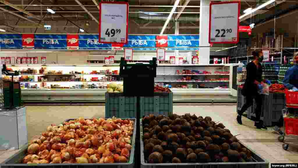 Цибуля по 50 рублів (18 грн)