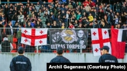 ფეხბურთის გულშემატკივრები ქუთაისის რამაზ შენგელიას სახელობის სტადიონზე. ფოტოს ავტორი: არჩილ გეგენავა.