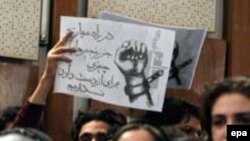 دانشجویان معترض از طیف های گوناگون، سیاست دولت محمود احمدی نژاد در برابر خود را اجرای بی سر و صدای یک «انقلاب فرهنگی» دیگر می خوانند.