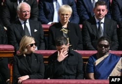 Președintele Ucrainei, Volodimir Zelenski, alături de soția lui, Olena, la funeraliile Papei Francisc. În dreapta, președintele Indiei, Droupadi Murmu.