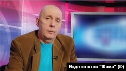 Георги Коритаров в студиото на Телевизия "Европа". Снимката е на Николай Димитров. Детайл от корицата на книгата, излязла в сряда в издателство "Фама".