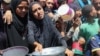 Palestinci čekaju hranu iz narodne kuhinje u centralnoj Gazi, juli 2025.