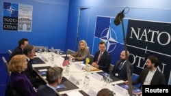 Scretarul de Stat american Antony Blinken discută cu ministrul ucrainean de externe Dmitro Kuleba la reuniunea miniștrilor de externe NATO, București, 30 noiembrie 2022.