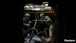 Військовослужбовці 49-го окремого десантно-штурмового батальйону «Карпатська Січ» ЗСУ готуються стріляти зі 120-мм міномета поблизу Торецька, 28 січня 2025 року