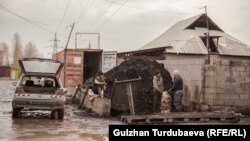 Бишкек. Дордой базарынын жака-белиндеги конуштардын бири. 