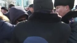 Барои мухолифат ба тағйири номи Остона ба милиса афтоданд