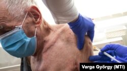 Gyenesdiáson oltanak be egy férfit 2021. február 5-én.