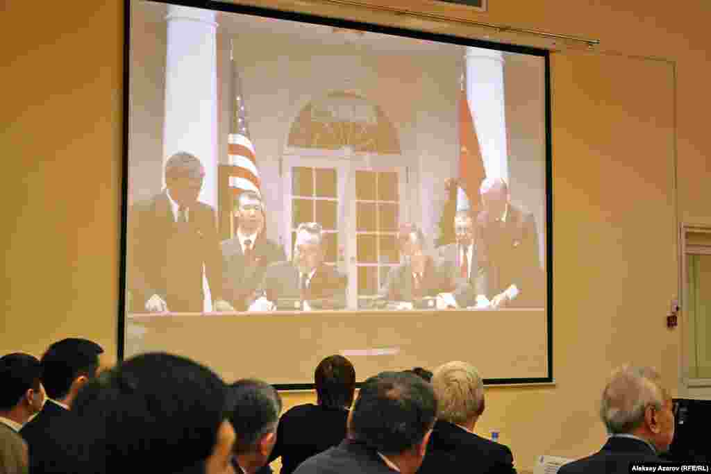 Свое поздравительное выступление по случаю 25-летия независимости Казахстана Марк Муди сопровождал демонстрацией фотографий об истории двухсторонних дипломатических отношений. На этом фото президенты Буш и Назарбаев подписывают договор в Белом доме в мае 1992 года.