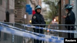 Pe măsură ce se apropie sezonul de absolvire, universitățile americane tolerează tot mai puțin prezența protestatarilor, făcând apel la forțele de ordine.