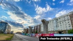 Недостроенная линия легкорельсового транспорта по проекту «Astana LRT». Нур-Султан, 10 июня 2020 года.
