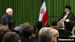 ظریف: می‌خواستم از محضر ولایت بپرسم که آیا بشینم یا رو یک دست و یک پام وایسم؟