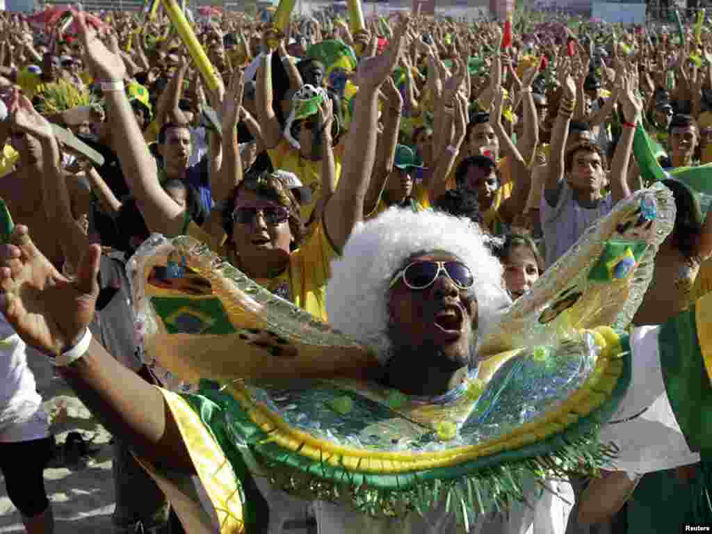 South Africa -- Brazilian soccer fans react during a 2010 World Cup Group G soccer match at Ellis Park stadium in Johannesburg,15Jun2010 - Brazilian soccer fans react during the FIFA World Cup soccer match between Brazil and North Korea on Copacabana beach, during the FIFA Fan Fest in Rio de Janeiro June 15, 2010. REUTERS/Sergio Moraes(BRAZIL - Tags: SPORT SOCCER WORLD CUP IMAGES OF THE DAY)