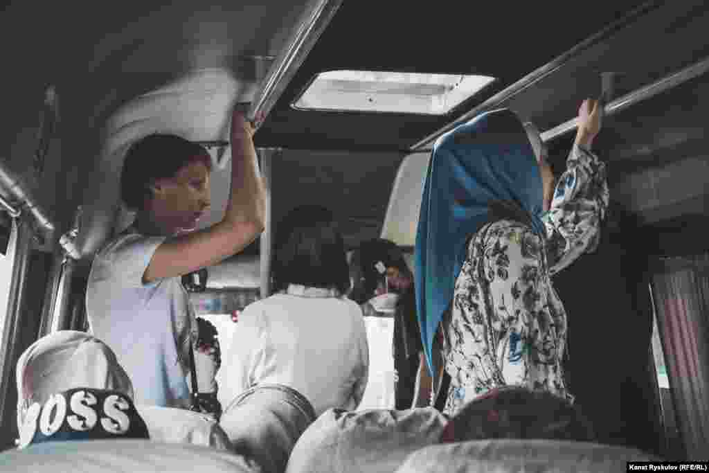 Ал эми маршруткада социалдык аралыкты сактоо мүмкүн эмес. Анткени эртең менен жана кечинде отурганга эмес, туруп барганга да орун жок калат.&nbsp;