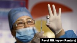 Falia dintre țările bogate și cele sărace în ce privește vaccinarea s-a adâncit, iar ridicarea protecției brevetelor pentru vaccinuri ar putea ajuta la o distribuire mai echitabilă.