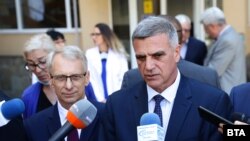 Служебният премиер Стефан Янев разговаря с журналисти.