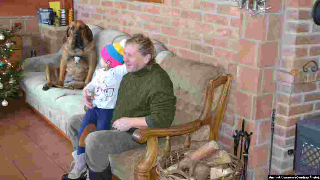 Уулунун жапайы жандыктарга болгон кызыгуусун колдоп, жеке менчик айбанаткана ачуусуна жан дилинен жардам берген пан Каракосзка небереси Юстиан менен.