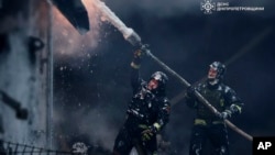 Рятувальники ліквідують наслідки російського удару на Дніпропетровщині, архівне фото