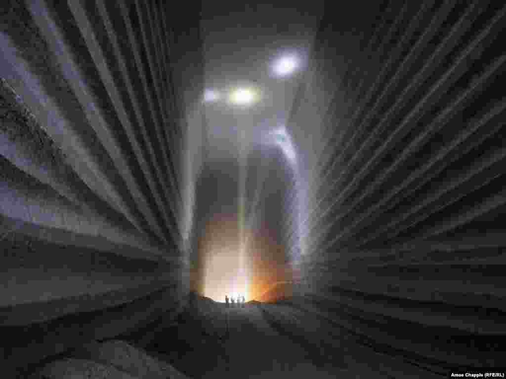 O cameră subterană din mină, creată după ce au fost extrase mii de tone de sare gemă. Geologii care lucrează pentru mină spun că mai puțin de 5% din filonul de sare a fost extras de când au început operațiunile în 1881.