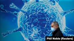 Një burrë me maskë mbrojtëse nga koronavirusi - Fotografi ilustruese nga arkivi.