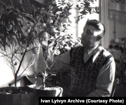 Іван Литвин в себе вдома. Тримає власноруч вирощений лимон