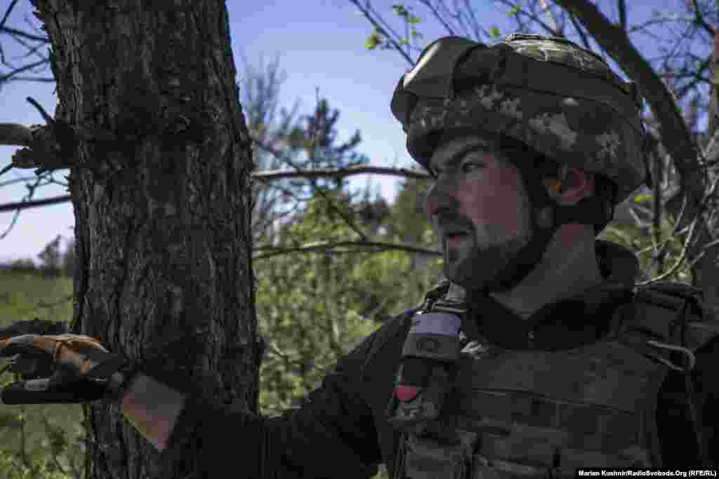 Останніми днями напруженість, кажуть військові, спала. На фронті лунають поодинокі кулеметні черги. Чи буде тихо? Бійці в це не вірять. Як показує практика, затишшя переважно буває перед бурею