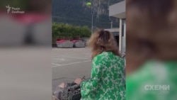 Відео з інстаграму доньки Юрія Соболевського, де вони з мамою за кордоном прямують до автівки з українськими номерами