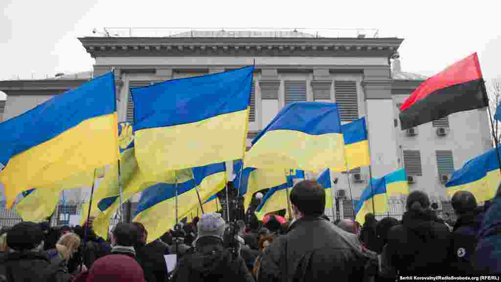 У вівторок, 8 березня, мітингувальники вручили працівникам посольства&nbsp;петицію із вимогою звільнити українську льотчицю