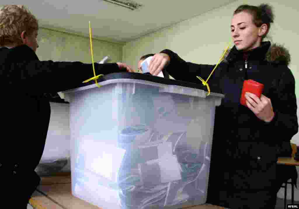 Balotazhi - Në Kosovë u mbajt rrethi i dytë i votimeve, por, për dallim nga raundi i parë, i dyti është përcjellë me akuza të rrepta për manipulim votash nga dy partitë në pushtet, Partia Demokratike dhe Lidhja Demokratike. Me gjithë pohimet për parregullsi, Komisioni Qendror i Zgjedhjeve dha vlerësime pozitive. 