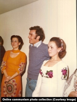 Нику Чаушеску (в центре) в окружении женщин во время вечеринки. 1976 год. Чаушеску-младший после казни родителей был приговорен к тюремному заключению. Он умер от заболевания печени в Вене в 1996 году в 45-летнем возрасте.