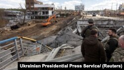 Президент Володимир Зеленський під час відвідин Ірпеня, який був звільнений від російських військових 28 березня. Ірпінь, Київська область, 4 квітня 2022 року