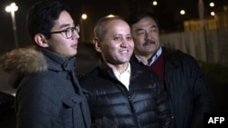 Бұрынғы қазақстандық банкир, оппозициялық олигарх Мұхтар Әблязовтың (ортада) түрмеден шыққан сәті. Франция, 9 желтоқсан 2016 жыл.