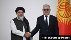 Министрлер кабинетинин төрагасы Адылбек Касымалиев Ооганстандын өнөр жай жана соода министринин милдетинин аткаруучу Нуруддин Азизи. 