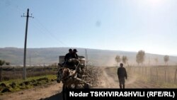 Ближайшая поликлиника находится в поселке Джвари, до которого пять километров