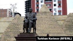 Статуя Хосні Мубарака в центрі Баку