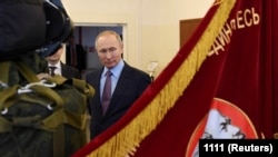 Лідер РФ Володимир Путін стоїть перед прапором із зображеннями Володимира Леніна та Йосипа Сталіна, Іваново, Росія, 6 березня 2020 року