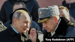 Президент России Владимир Путин (слева) беседует с российским министром обороны Сергеем Шойгу, иллюстрационное фото