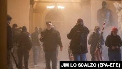 Susținători ai lui Donald Trump au provocat daune materiale importante după ce au pătruns în forță în sediul Capitoliului