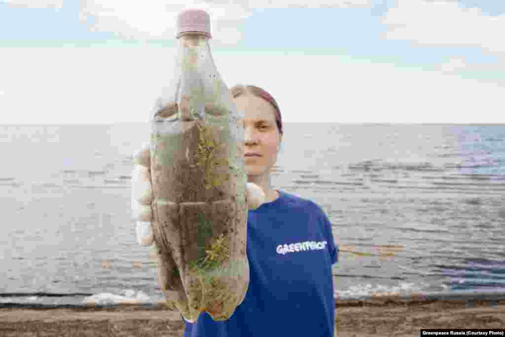 Az összes műanyagnak csak a felét hasznosítjuk újra- állítja a Greenpeace. A kidobott palackok szemétlerakókba, folyókba, erdőkbe és az óceán, a tenger vagy éppen a tavak partjára kerülnek.