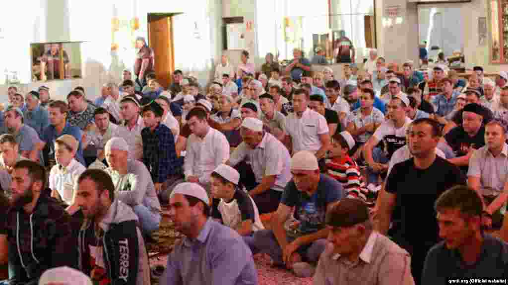 До пандемії. Святковий байрам-намаз на честь Курбан-байраму в Сімферополі, 11 серпня 2019 року