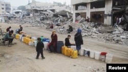 شهروندان فلسطینی در انتظار دریافت آب؛ پیش از آتش‌بسی که قرار است از روز یکشنبه در نوار غزه به اجرا درآید
