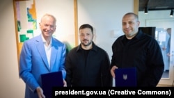 Документ підписали в Данії в присутності Зеленського, який здійснює туди візит, міністр оборони України Рустем Умєров і CEO компанії Swift Beat, LLC Ерік Шмідт