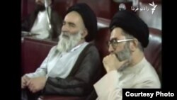 علی خامنه‌ای (راست) در نشست مجلس خبرگان در روز ۱۴ خرداد ۱۳۶۸ برای تعیین جانشین آیت‌الله خمینی.