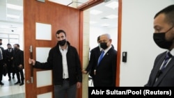 Benjamin Netanjahu elhagyja a tárgyalótermet a korrupciós ügyében tartott meghallgatás után, 2021. április 5-én