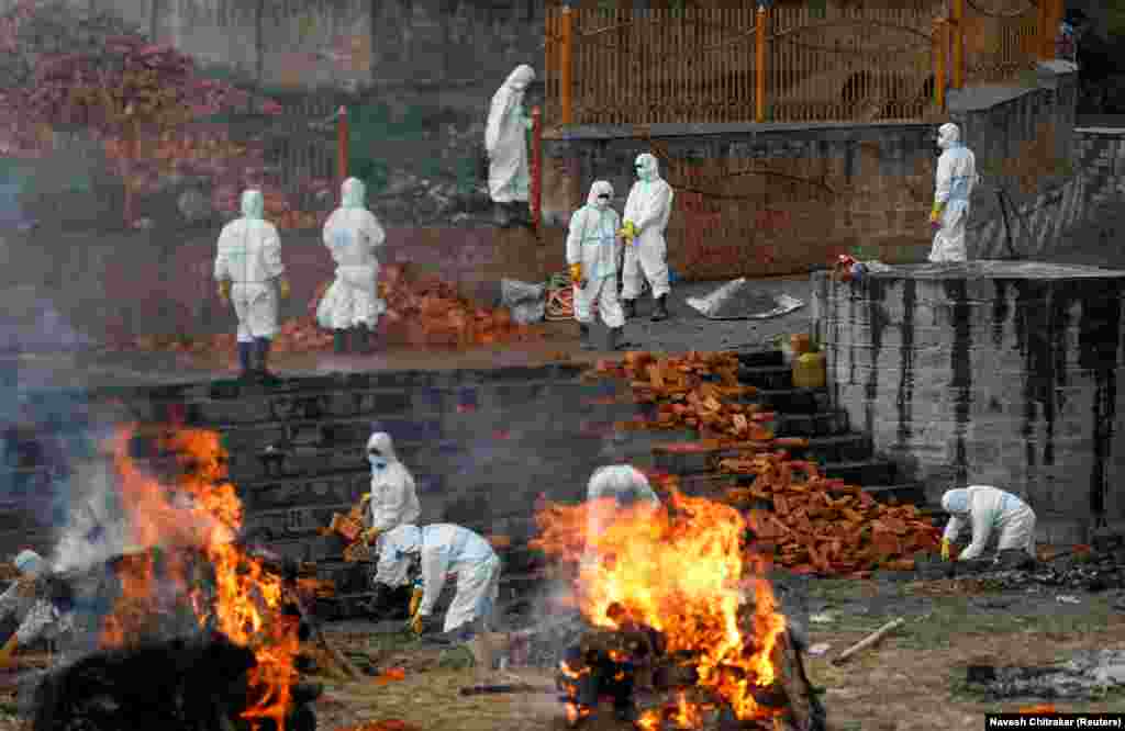 Muncitorii care poartă echipament de protecție individuală lucrează pentru extinderea crematoriului pe măsură ce numărul persoanelor care au murit din cauza bolii crește și în timp ce ce focarul Indiei se răspândește în Asia de Sud. &nbsp;Kathmandu, Nepal 5 mai 2021. REUTERS / Navesh Chitrakar