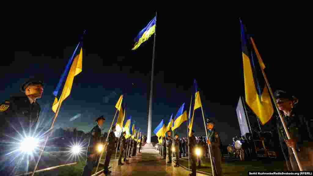 У Києві напередодні Дня державного прапора України підняли головний стяг країни, 22 серпня 2020 року. На висоті 90 метрів над Печерськими пагорбами піднято прапор розміром 16 на 24 метри. Під час урочистих заходів були присутні ветерани бойових дій на Донбасі, громадські діячі, міжнародні дипломати і відомі спортсмени